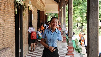 Bei der Arbeit: Das ehemalige Plan-Patenkind Tort arbeitet in einer Grundschule bei Siem Reap, im Norden Kambodschas. © Plan International