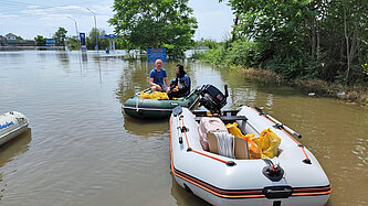 zwei Schlauchbote im Wasser