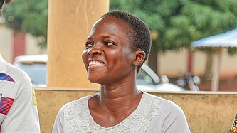 Zwei Mädchen klatschen in die Hände und lächeln