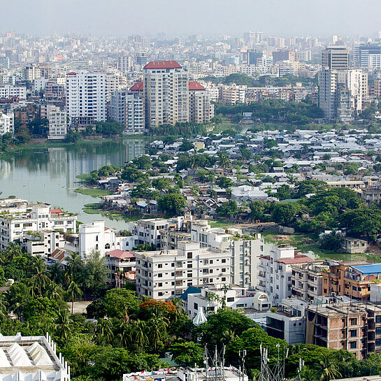 Wohnhochhäuser und Slumgebiet in Dhaka, Bangladesch