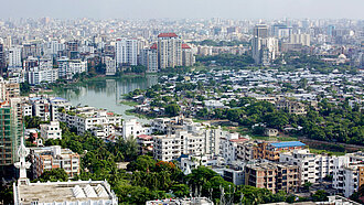 Wohnhochhäuser und Slumgebiet in Dhaka, Bangladesch