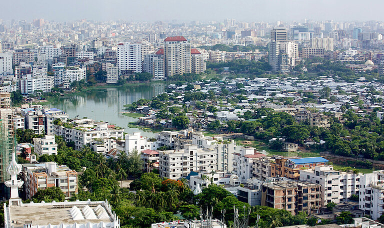 Wohnhochhäuser und Slumgebiet in Dhaka, Bangladesch