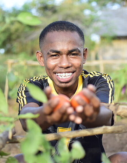 Paul mit geernteten Tomaten 