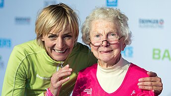 Der feierliche Applaus für die älteste Teilnehmerin, Hanna Kappler, rührte die 86-Jährige zu Tränen. © Norbert Wilhelmi