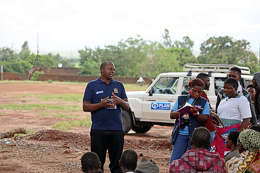 Plan Mitarbeitende von Plan sprechen mit Menschen in Mulanje