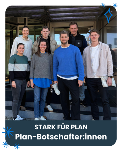 Mehrere erwachsene Personen stehen lächelnd vor dem Büro-Gebäude von Plan International. Darunter steht der Text: "Stark für Plan. Plan-Botschafter:innen".