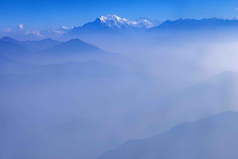 Aussicht auf schneebedeckte Berge des Himalajas