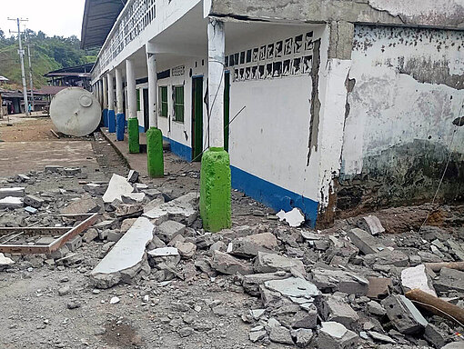 Erdbebenschäden an einer Bildungseinrichtung in Chocó