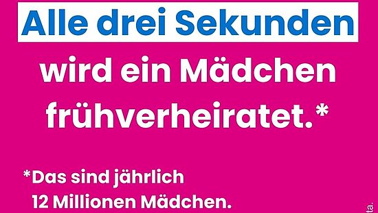 Pinke Informationsgrafik von Plan International zum Welt-Mädchentag. In großen weißen und blauen Buchstaben steht: ‚Alle drei Sekunden wird ein Mädchen frühverheiratet.‘ Darunter in kleinerer Schrift: ‚Das sind jährlich 12 Millionen Mädchen.‘ Unten befindet sich das Logo vom Welt-Mädchentag mit Plan International.