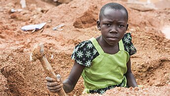 Limi arbeitet jeden Morgen in den Minen um sich ihre Schulbildung zu finanzieren. Viele Mädchen in Tansania müssen hart arbeiten, um sich weiterbilden zu können. © Plan / Erik Tallaug 