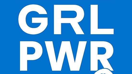 Blaue Grafik von Plan International zum Welt-Mädchentag. In großen weißen Buchstaben steht: ‚GRL PWR‘, getrennt durch zwei pinke Linien. Unten links das Logo vom Welt-Mädchentag mit Plan International. Daneben eine Illustration eines Mädchens in Blau und Pink, das den Kopf leicht neigt und die Hände unter das Kinn legt.