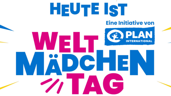Weiße, reduzierte Grafik von Plan International. In der Mitte steht in blauen und pinken Buchstaben: ‚Heute ist Welt-Mädchentag.‘ Rechts daneben das Logo von Plan International.