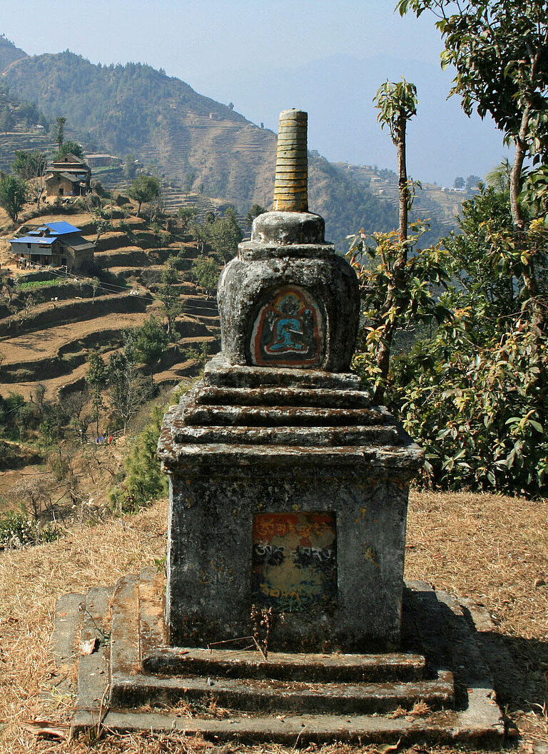 Chörten sind buddhistische Bauwerke, die im Himalaya verbreitet sind und im Uhrzeigersinn umrundet werden müssen