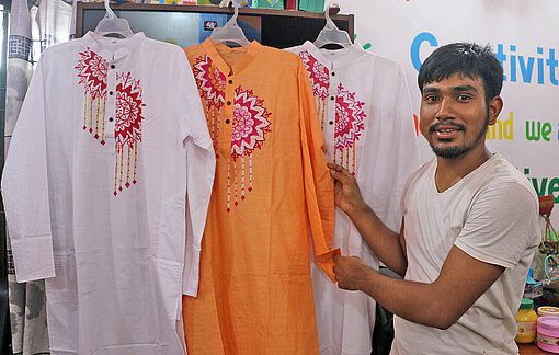 Ein junger Mann mit Saris