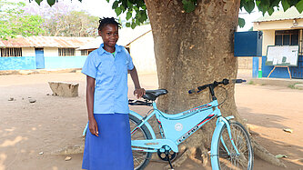 Josefina steht in ihrer Schuluniform auf dem Pausenhof