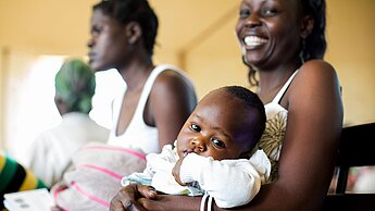 Durch Vorsorgeuntersuchungen und Zugang zu Medikamenten will Plan die Gesundheitssituation von Kindern und Müttern in Uganda verbessern. © Anne Ackermann / Plan International