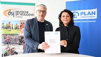 Stefan Raid (dsj) und Petra Berner (Plan) mit MoU.