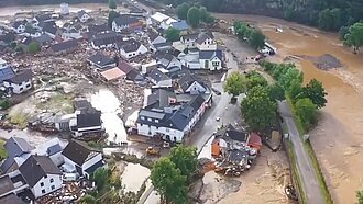 Drohnen-Ansicht vom Ahrtal, links sind Häuser, rechts der Hochwasserstrom