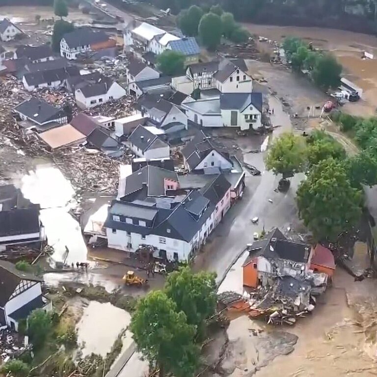 Drohnen-Ansicht vom Ahrtal, links sind Häuser, rechts der Hochwasserstrom