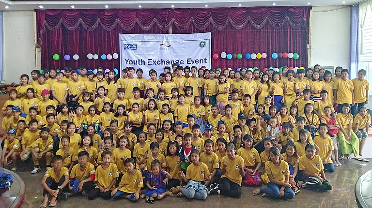 Jugendliche treffen sich zu einer Grfoßveranstaltung in Laiza in Myanmar