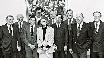 Peter Scholl-Latour (1. Reihe, 2. von rechts) war 1989 Gründungsmitglied von Plan International Deutschland e.V.