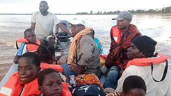 In den letzten Tagen wurden hunderte Menschen per Boot gerettet. © Plan International