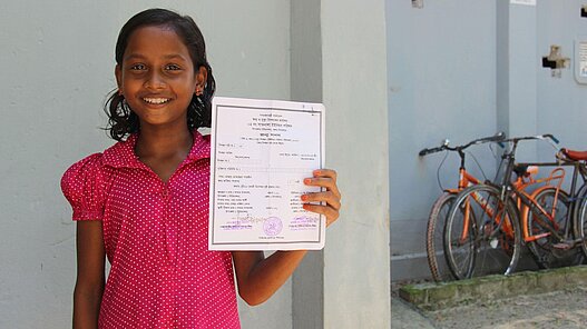 Die zwölfjährige Rofika ist stolz auf ihre Geburtsurkunde. Das Bild stammt aus einem ähnlichen Plan-Projekt in Bangladesch.