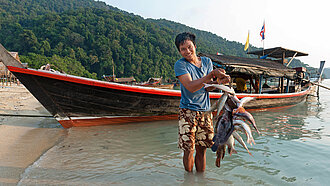 Moken-Junge Noi (15) auf der Insel Surin in Thailand, wo er seiner familie beim Fischen hilft