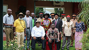Gruppenfoto von traditionellen Führern und Plan International-Mitarbeitern in Simbabwe zur Diskussion über Kinderehen