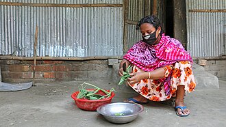 Eine Bangladeschi bereitet aus Gemüse und Gewürzen eine Mahlzeit zu. © Biploby Rani Dey Roy
