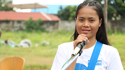 Mädchen aus Kambodscha spricht am Welt-Mädchentag über Gleichberechtigung