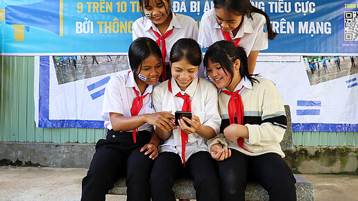 Training einer Lehrkraft zu Cybersicherheit in Vietnam