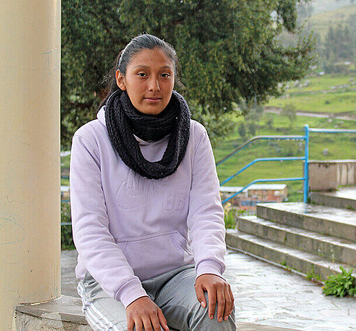 Sonia ist sitzend draußen, in Peru 
