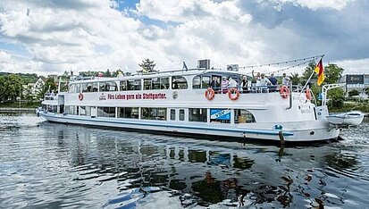 Winkende Menschen auf dem Neckardampfer, auf dem Heiner Kisgen seinen 90. Geburtstag feiert. Winkende Menschen auf dem Neckardampfer, auf dem Heiner Kisgen seinen 90. Geburtstag feiert.