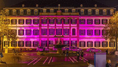 Das pink beleuchtete Regierungspräsidium in Darmstadt