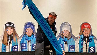 Der DSV verlost vier unterschriebene Pappfiguren der Athletinnen von Bundestrainer Andreas Bauer und ein virtuelles Meet and Greet mit Weltmeisterin Katharina Althaus.