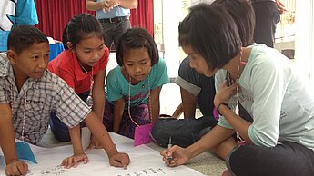 Die Kinder werden über Krankheiten, Drogenmissbrauch und Geburtenkontrolle aufgeklärt. (Foto: Plan) Die Kinder werden über Krankheiten, Drogenmissbrauch und Geburtenkontrolle aufgeklärt. (Foto: Plan)