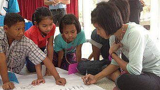 Die Kinder werden über Krankheiten, Drogenmissbrauch und Geburtenkontrolle aufgeklärt. (Foto: Plan)