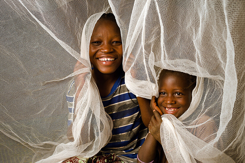 Malariaschutz in Afrika Mosquitonetze sind effektive Barrieren für die Anopheles-Mücke und schützen vor der Übertragung von Malaria.
