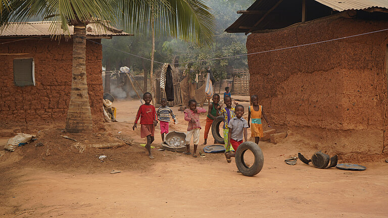 Gruppe Kinder auf dem Weg zur Schule.