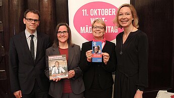 Staatsrat Jan Fries, Bärbel Reimann, Vertreterin der Landesbeauftragten für Frauen, Susanne Kuznik von der Plan AG-Bremen-Liliental und Kerstin Straub bei der Vorstellung des Mädchenberichts in Bremen. © Plan