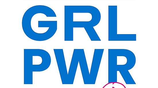 Weiße Grafik von Plan International zum Welt-Mädchentag. In großen blauen Buchstaben steht: ‚GRL PWR‘, getrennt durch zwei pinke Linien. Unten links das Logo vom Welt-Mädchentag mit Plan International. Daneben eine Illustration eines Mädchens in Pink und Blau, das lächelt.