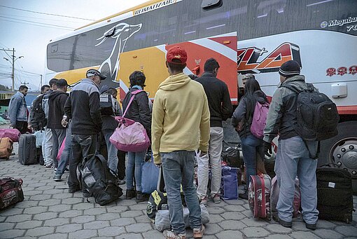 Menschen klettern aus einem Bus