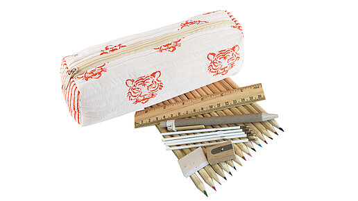 Stoffvariante des Federmäppchen in natur mit Tigermotiv, darunter das Schreibmaterial.