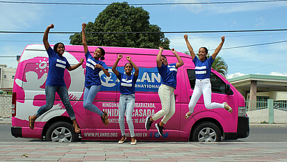 Junge Aktive aus der Dominikanischen Republik springen vor Freude in die Luft