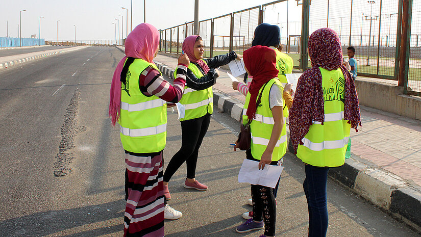 Bei einem „Safety Walk“ in Ägypten erstellten die Teilnehmerinnen eine Karte, auf der sie Orte markierten, an denen sie sich nicht sicher fühlen. © Plan International