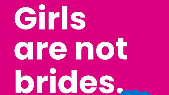 Pinke Grafik von Plan International zum Welt-Mädchentag. In großen weißen Buchstaben steht: ‚Girls are not brides.‘ Unten links das Logo vom Welt-Mädchentag mit Plan International. Daneben zwei Illustrationen: ein Mädchen in Blau und Pink, das nach vorne schaut, sowie eine junge Frau mit lockigem Haar, die lächelt.