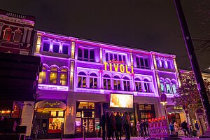 Das Schmidts Tivoli ist im Dunkeln anlässlich des Weltmädchentages pink beleuchtet.