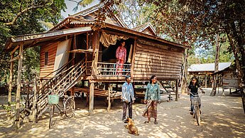 Torts Elternhaus ist in traditioneller Weise aus Holz und auf Stelzen gebaut. © Hartmut Schwarzbach/argus