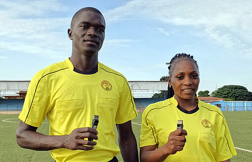 Yawa und Schiedsrichterkollege auf dem Feld